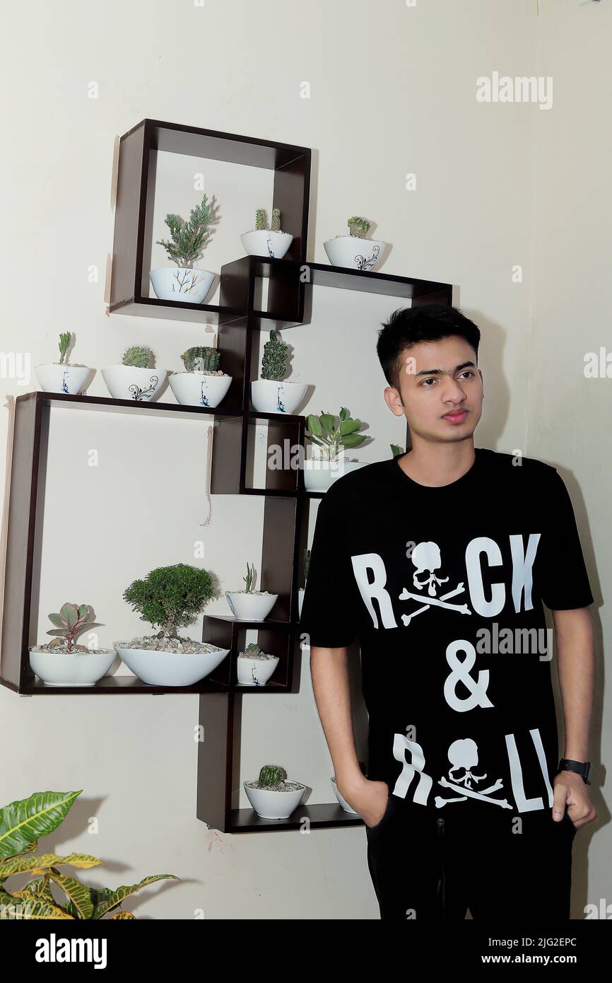 500+ Best Handsome Boy Bilder | Cute Stylish Boy Fotos | Herunterladen Beautiful Boy Stock Kostenlose Bilder auf alamy Stockfoto