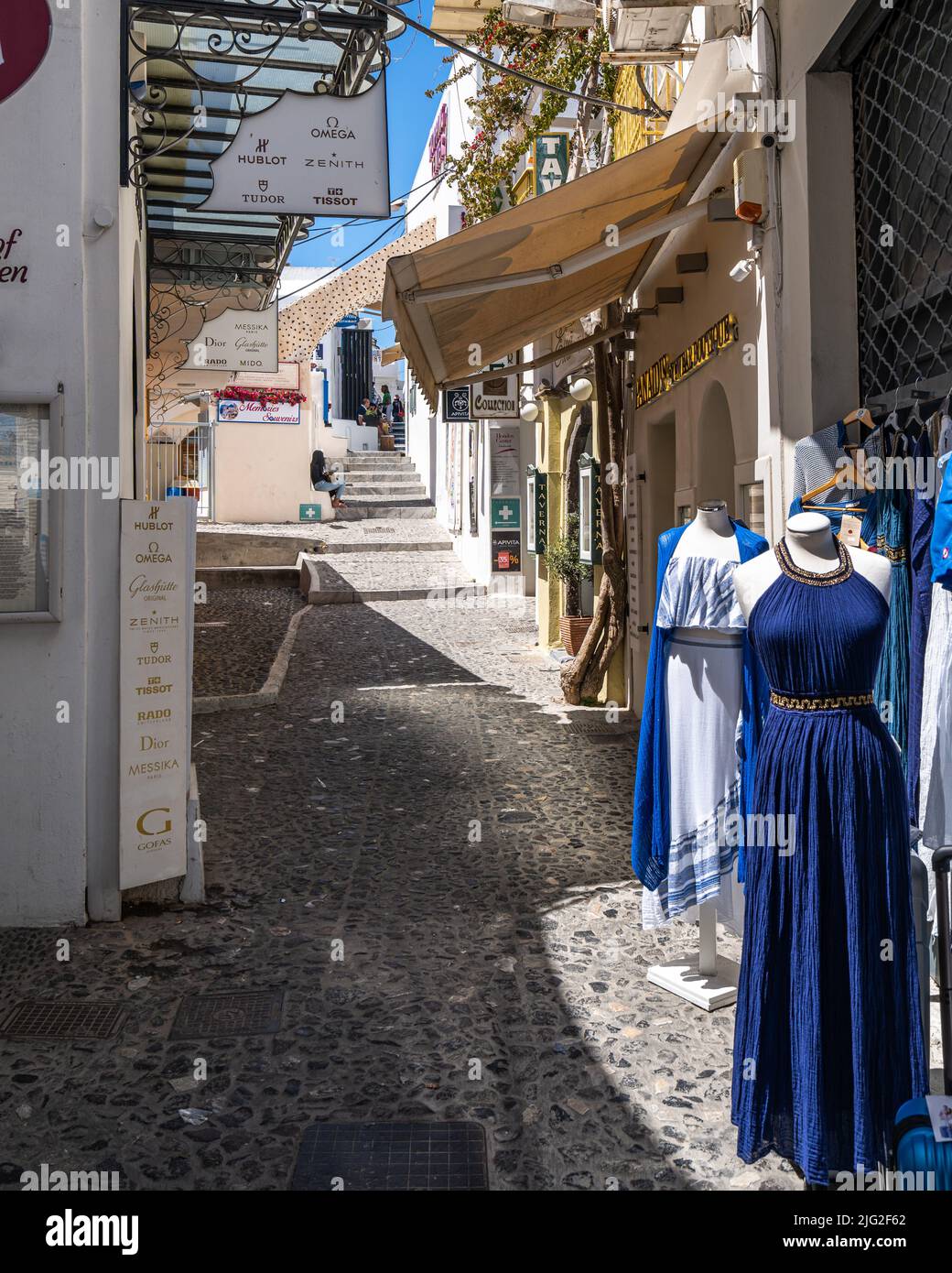 Fira, Santorini, Griechenland, Apr. 2022 - eine Gasse mit typischen Geschäften in Fira, der Hauptstadt der Insel Santorini Stockfoto