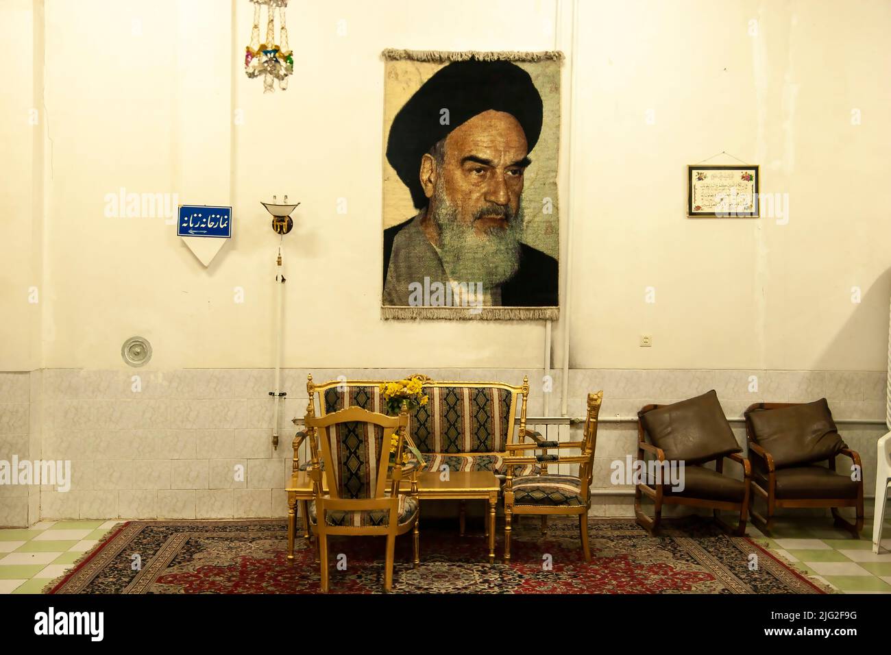 Wohnzimmer mit gewebtem Porträt von Ayatollah Khomeini, Mashhad, Iran Stockfoto