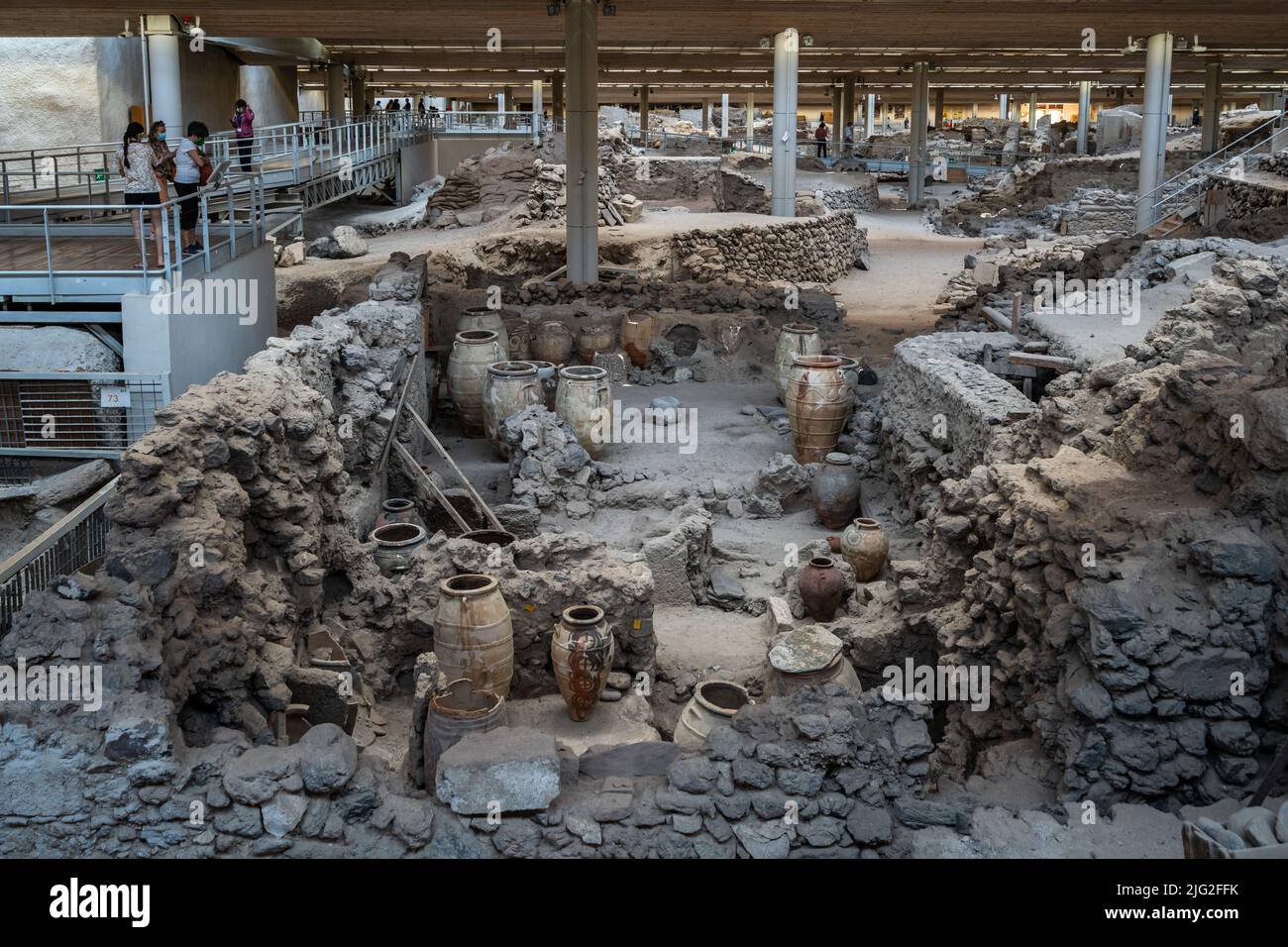 Akrotiri, Santorini, Griechenland, Apr. 2022 – die prähistorische Stätte von Akrotiri, einer alten minoischen Stadt, die durch einen Vulkanausbruch im 16.. Jahrhundert zerstört wurde Stockfoto