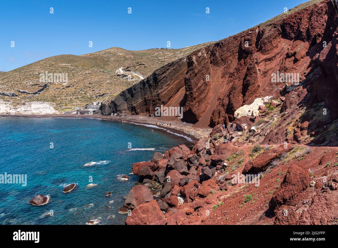 Die malerische Landschaft von Santorini Red Beach mit roten Klippen mit Blick auf das Meer, Akrotiri, Griechenland Stockfoto