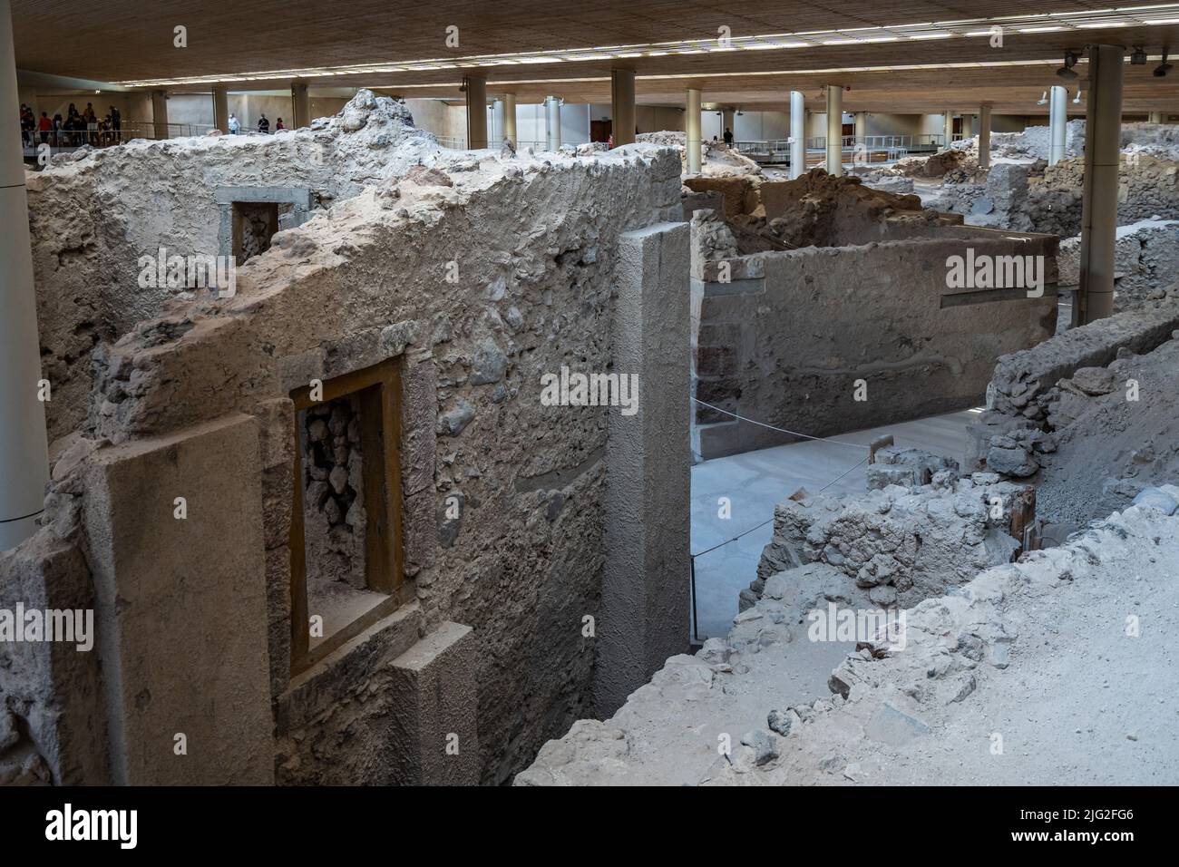Ansicht der archäologischen Stätte von Akrotiri, einer antiken minoischen Stadt, die im 16.. Jahrhundert zerstört wurde und ein beliebtes Touristenziel in Santorini, Griechenland Stockfoto
