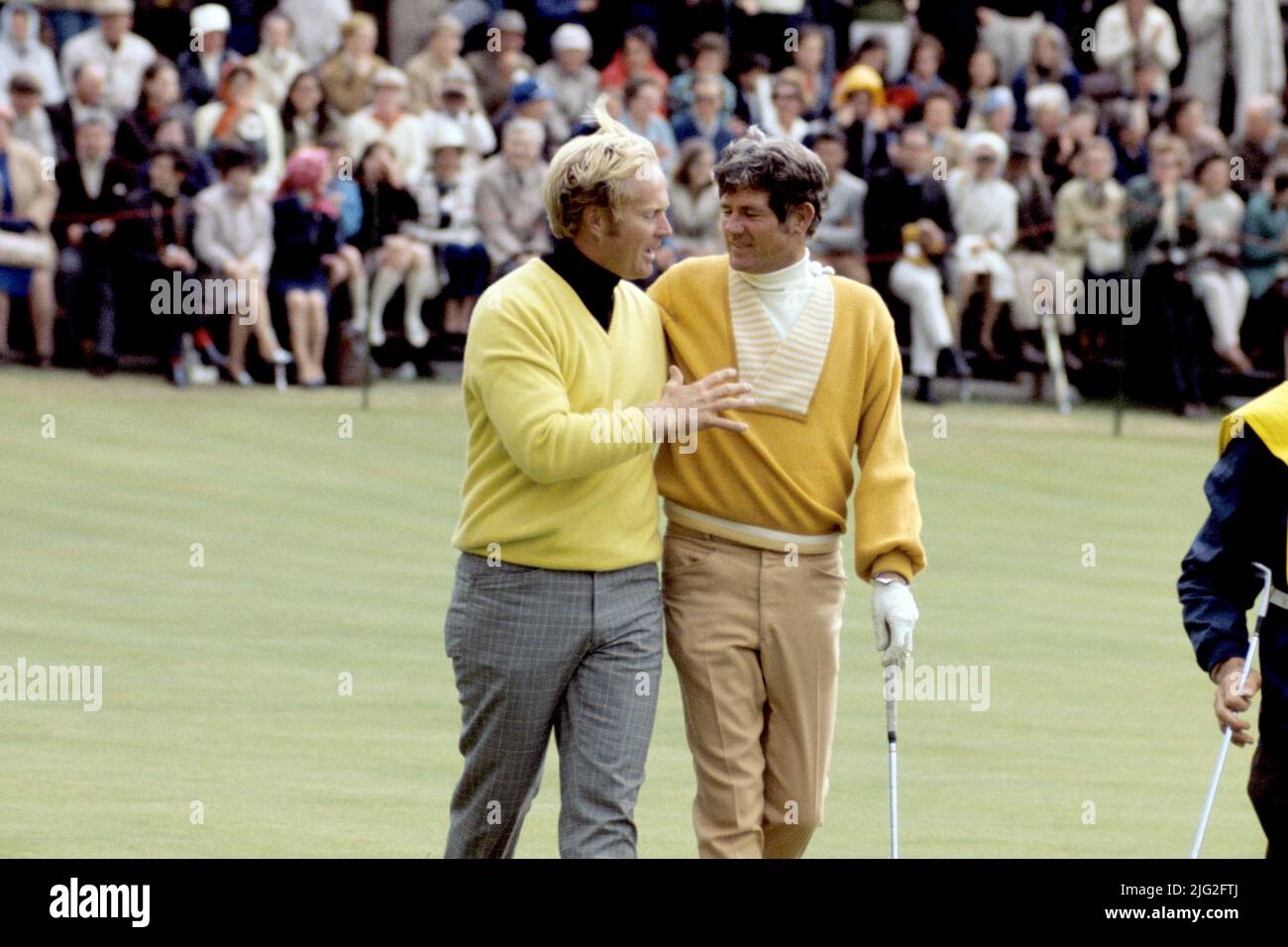 Datei-Foto vom 12-07-1970 von Jack Nicklaus, dem neuen Open Golf Champion (links), und Doug Sanders, dem Mann, den er nach dem Play-off, der den Gewinner entschied, gemeinsam schlug. Nachdem Sanders in der Finalrunde Par aus dem Road Hole Bunker eingespart hatte, musste er die 18. par, um einen Schuss vor Jack Nicklaus zu beenden und ließ sich mit einem kurzen Putt für den Titel zurück. Über dem Ball stehend, dachte Sanders, er sähe einen kleinen Kieselstein auf seiner Linie und beugte sich vor, um ihn aufzunehmen, aber er konnte sich nicht zurückstellen, nachdem er erkannte, dass es nur eine Markierung auf dem Grün war. Schließlich rappelte er auf den Ball und sah, wie er an Th vorbeidribbelte Stockfoto