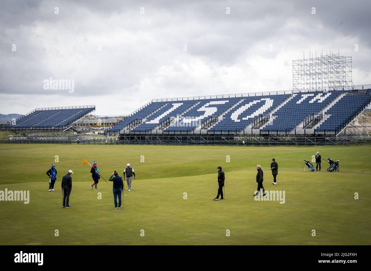 Aktenfoto vom 26-04-2022 der Zuschauertribüne an den 1. und 18. Löchern während des Open Media Day in St. Andrews. 18. (Tom Morris), 356 Yards, Par 4: Außerhalb der Straße müssen Schüsse gespielt werden – Granny Clarks Wynd –, wenn der Ball darauf ruht. Das Tal der Sünde ist vorne links von einem Grün, das für einige erreichbar sein wird, aber Vorsicht ist überall zu genießen. Ausgabedatum: Donnerstag, 7. Juli 2022. Stockfoto