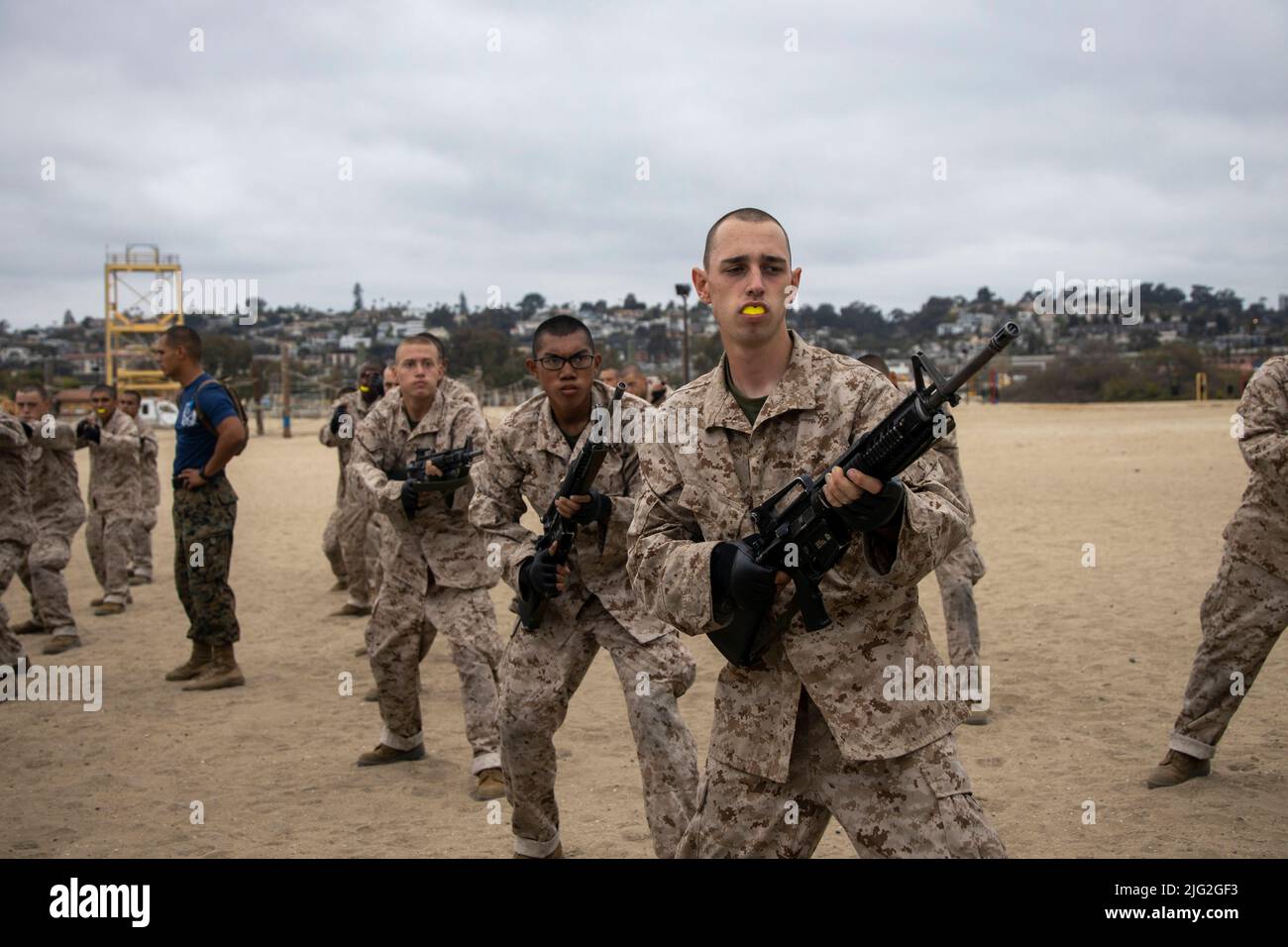 San Diego, Kalifornien, USA. 6.. Juli 2022. US Marine Corps rekrutiert bei Kilo Company, 3. Rekrut Training Bataillon führt die Technik aus Störung während Bajonett-Techniken auf Marine Corps Recruit Depot San Diego, 6. Juli 2022. Dieses Training lehrt und wendet Techniken des Marinekorps-Kampfkunstprogramms an. Quelle: U.S. Marines/ZUMA Press Wire Service/ZUMAPRESS.com/Alamy Live News Stockfoto