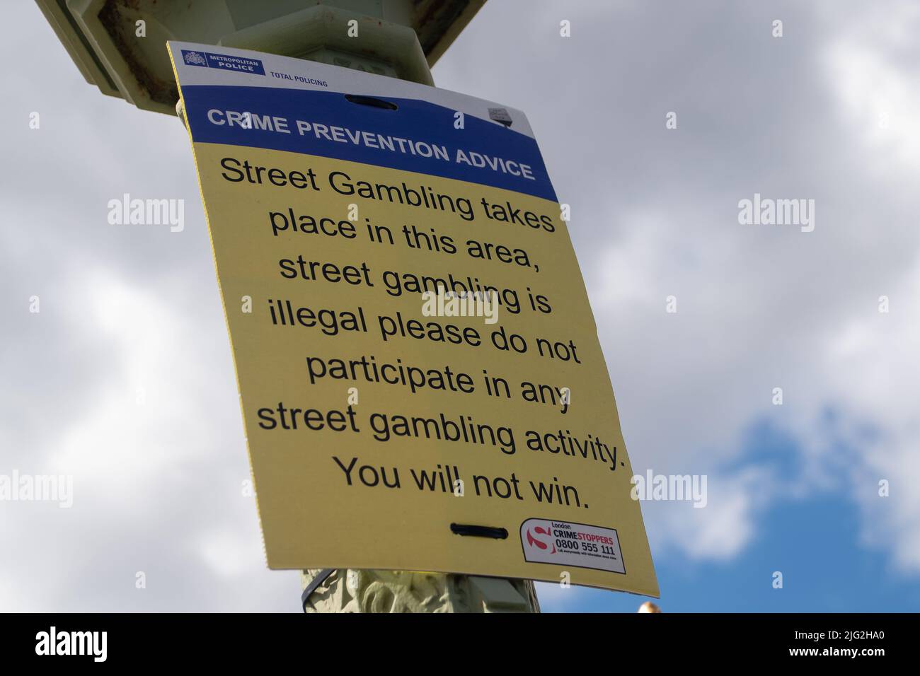 Westminster, London, Großbritannien. 5.. Juli 2022. Ein Met Police Crime Prevention Ratschlag Hinweis über Anti-soziales Verhalten und illegales Straßenspiel auf der Westminster Bridge. Quelle: Maureen McLean/Alamy Stockfoto