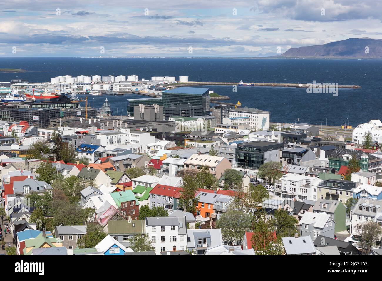 Ein Blick über Reykjavík von der Spitze des Hallgrimskirkja Kirchturms Stockfoto