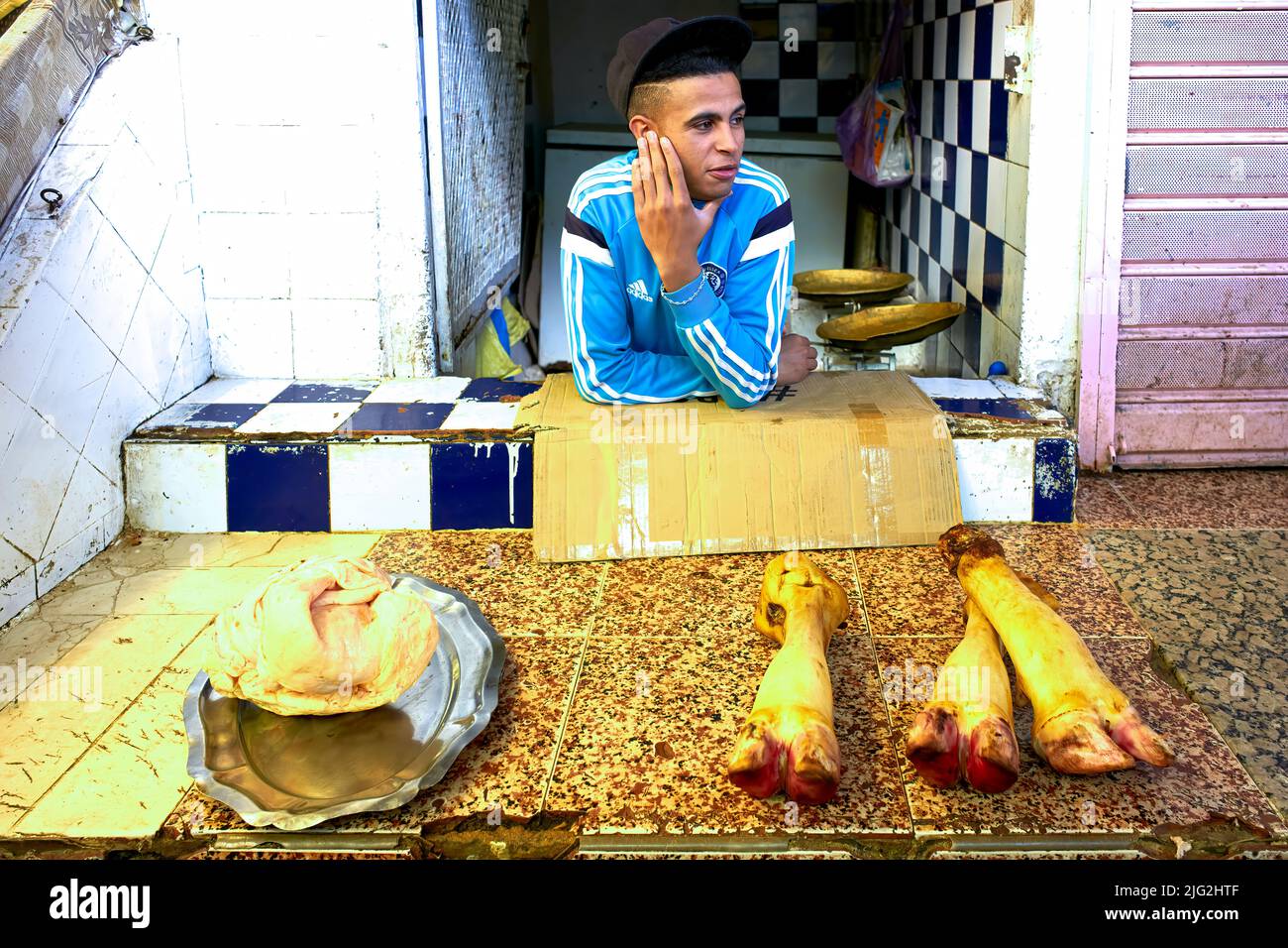 Marokko Meknes. Der Metzger im Souk Stockfoto