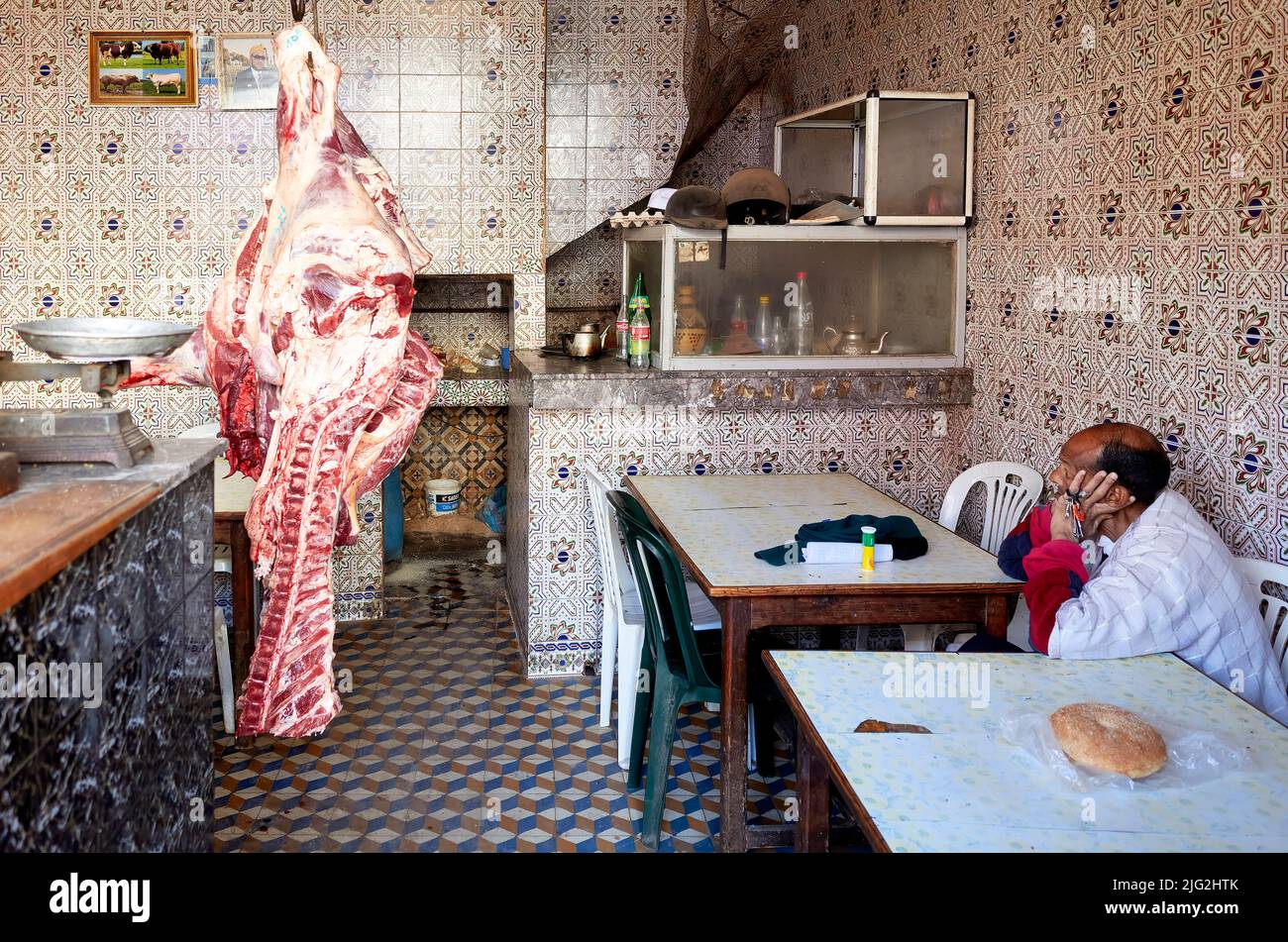 Marokko Meknes. Der Metzger im Souk Stockfoto