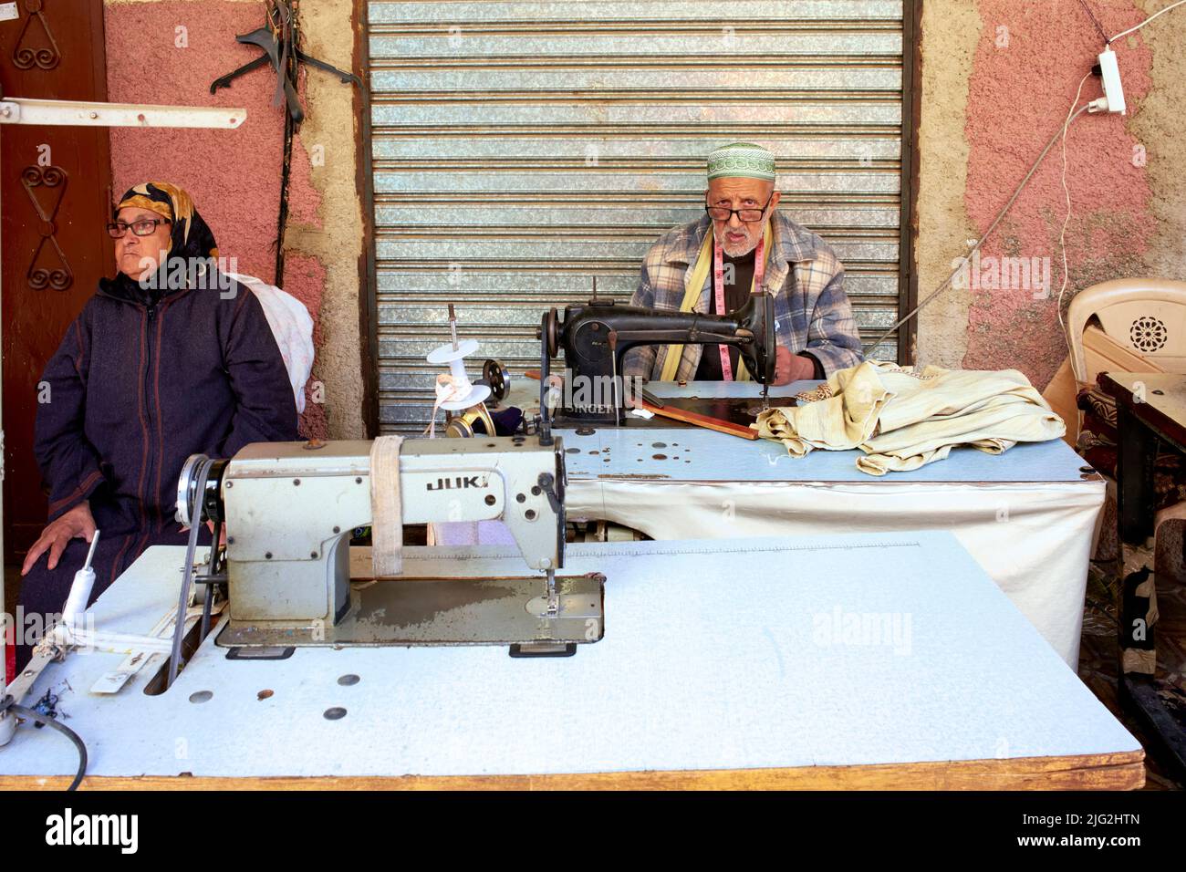 Marokko Meknes. Der Schneider im Souk Stockfoto