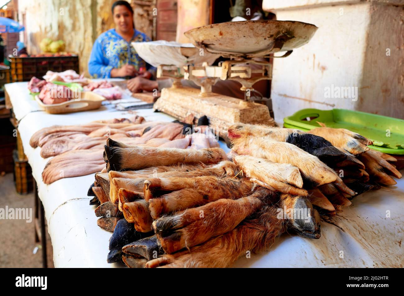 Marokko Meknes. Der Metzger im Souk Stockfoto
