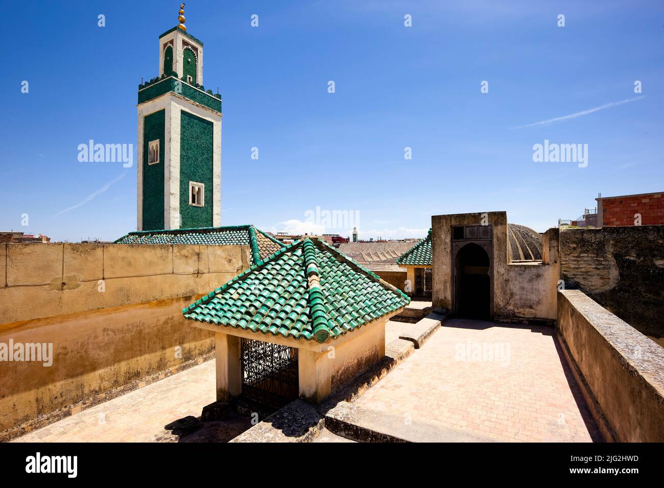 Marokko Meknes. Medersa Bou Inania Minarett Stockfoto