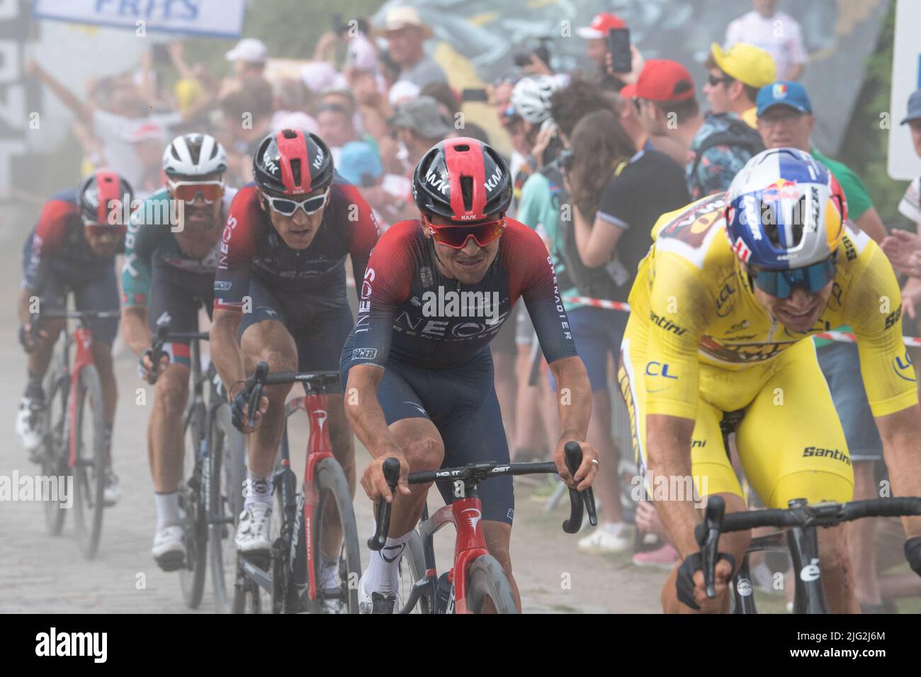 Tom Pidcock führt Geraint Thomas in der fünften Etappe der Tour de France über den PAVE in Pont Gibus. Stockfoto