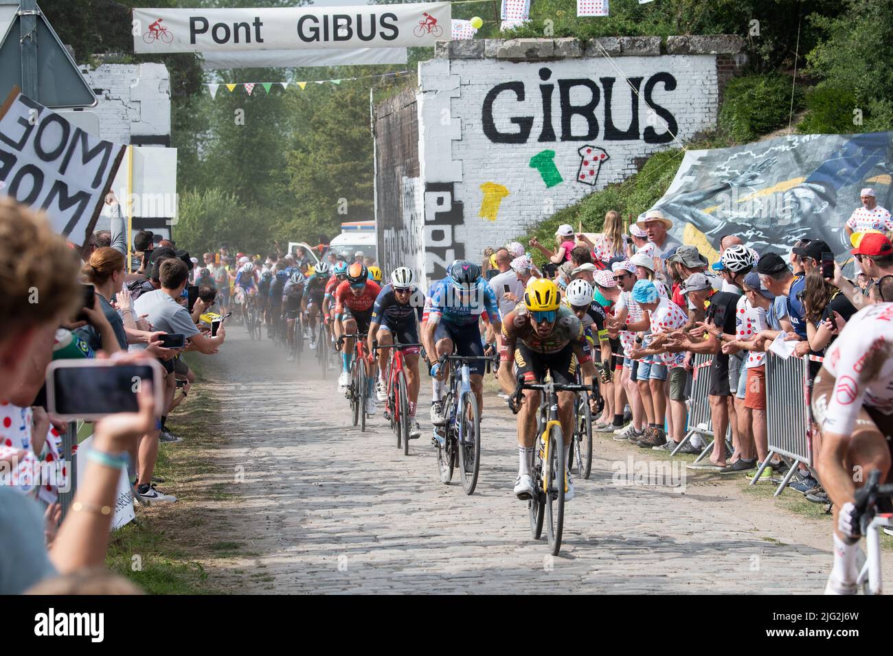 Eine große Gruppe, darunter Chris Froome, fährt in der fünften Etappe der Tour de France über den PAVE in Pont Gibus. Stockfoto