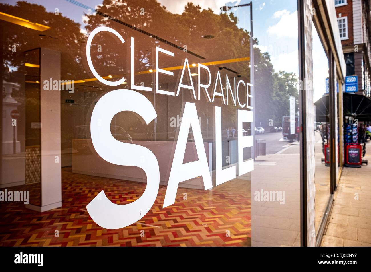 Leeres Schaufenster mit ‘Clearance Sale’-Text Stockfoto