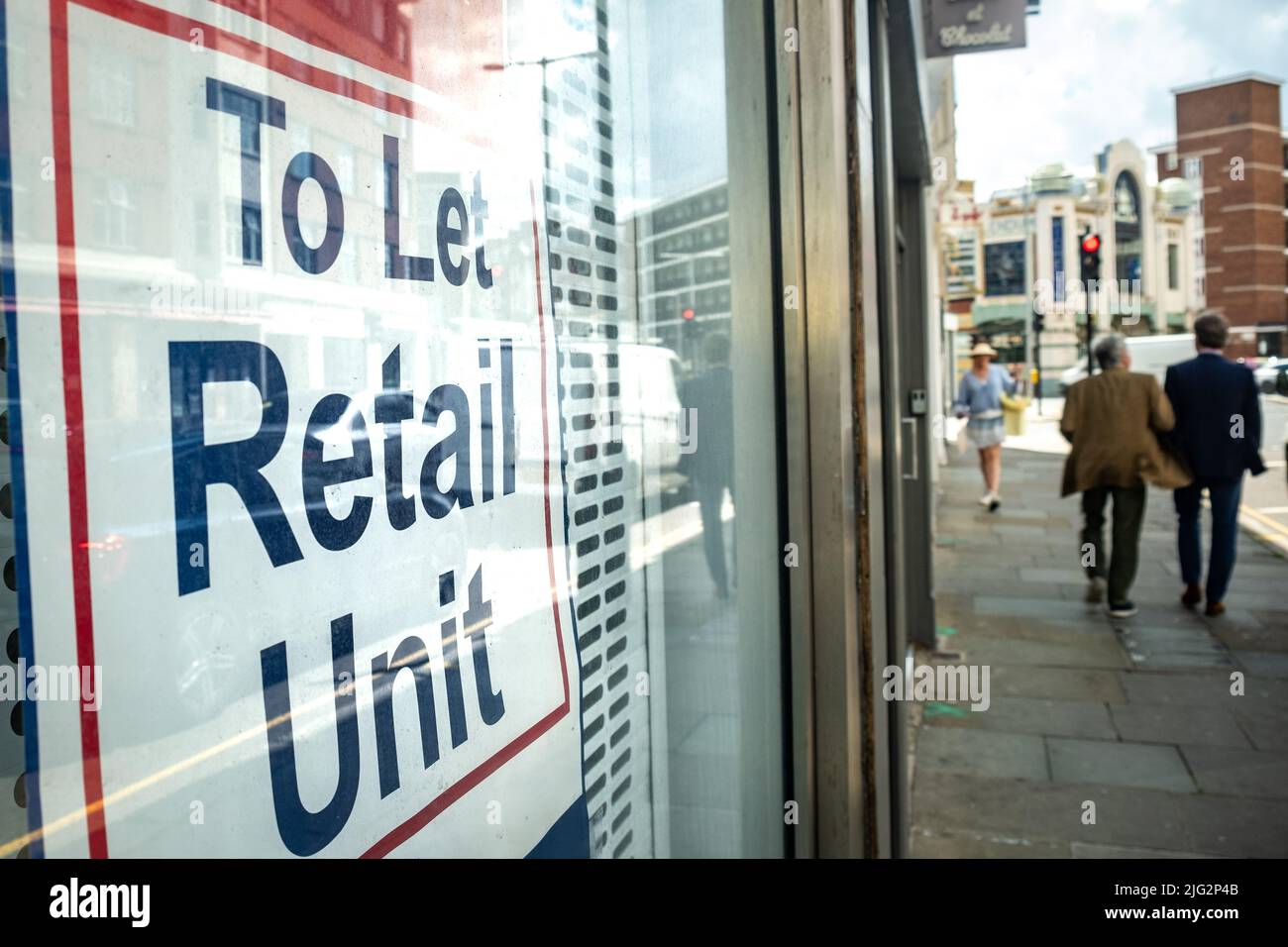 London – Schaufenster mit Schild „To Let Retail Unit“ Stockfoto