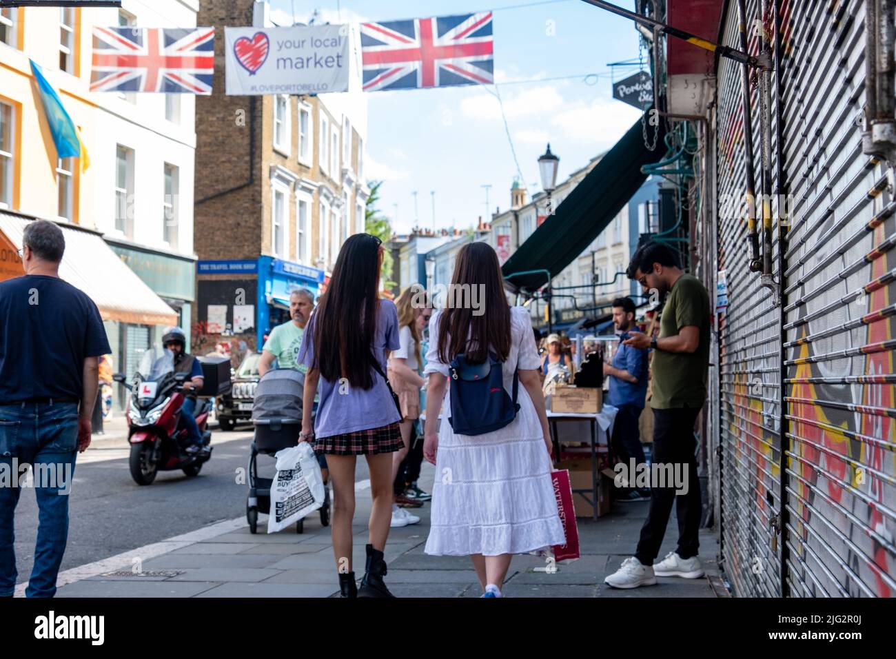 London - Juni 2022: Portobello Market in Notting Hill, West London. Ein Wahrzeichen Straßenmarkt, der für seine Antiquitäten berühmt ist. Stockfoto