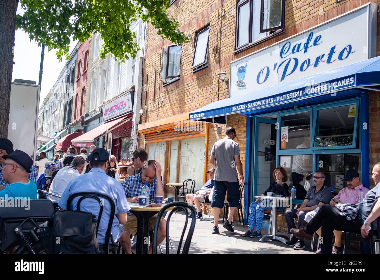 London - Juni 2022: Portugiesisches Café an der Golborne Road, einer hohen Straße im Westen Londons an der Portobello Road Stockfoto