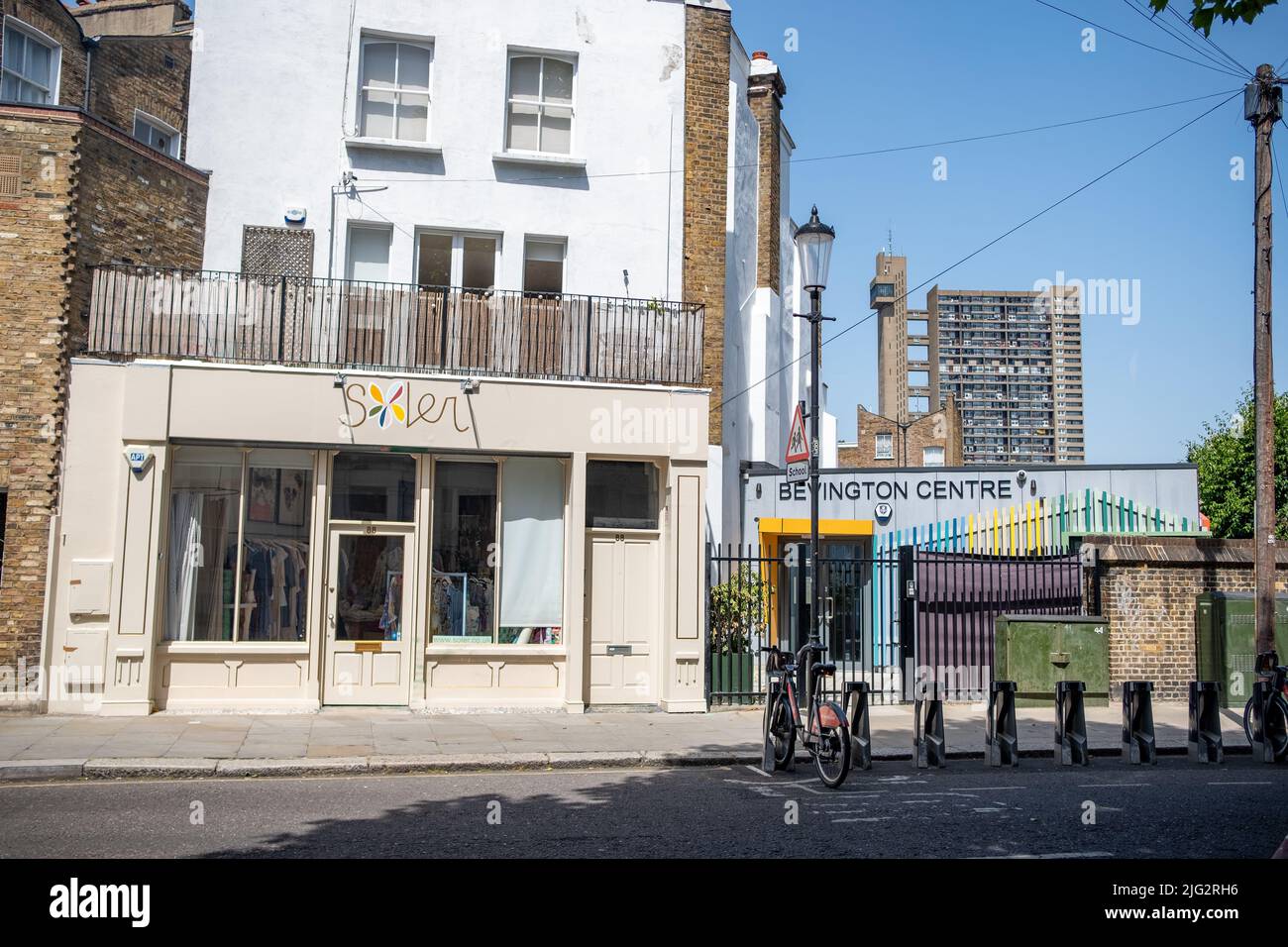 London - Juni 2022: Golborne Road, eine hohe Straße im Westen Londons, abseits der Portobello Road Stockfoto