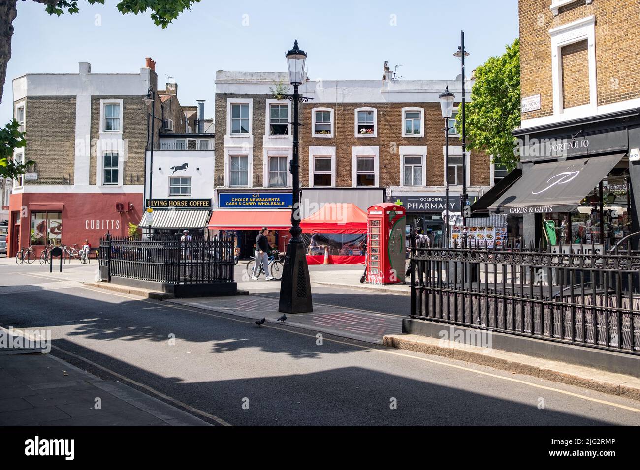 London - Juni 2022: Golborne Road, eine hohe Straße im Westen Londons, abseits der Portobello Road Stockfoto