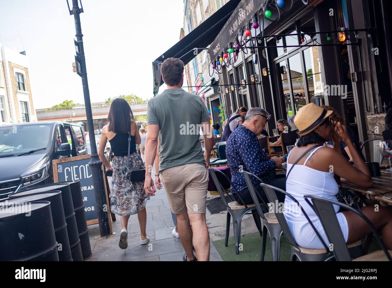 London - Juni 2022: Golborne Road, eine hohe Straße im Westen Londons, abseits der Portobello Road Stockfoto