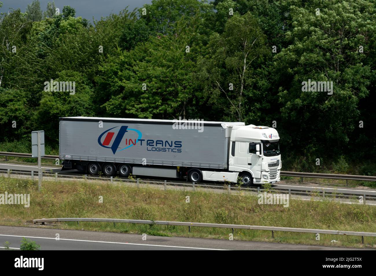 Intrans Logistics Lastwagen, der an der Anschlussstelle 15, Warwickshire, Großbritannien, auf die Autobahn M40 kommt Stockfoto