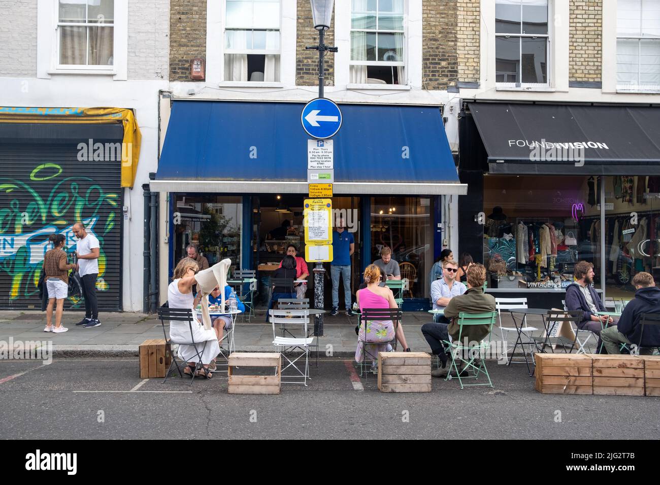 London - Juni 2022: Golborne Road, eine hohe Straße im Westen Londons, abseits der Portobello Road Stockfoto