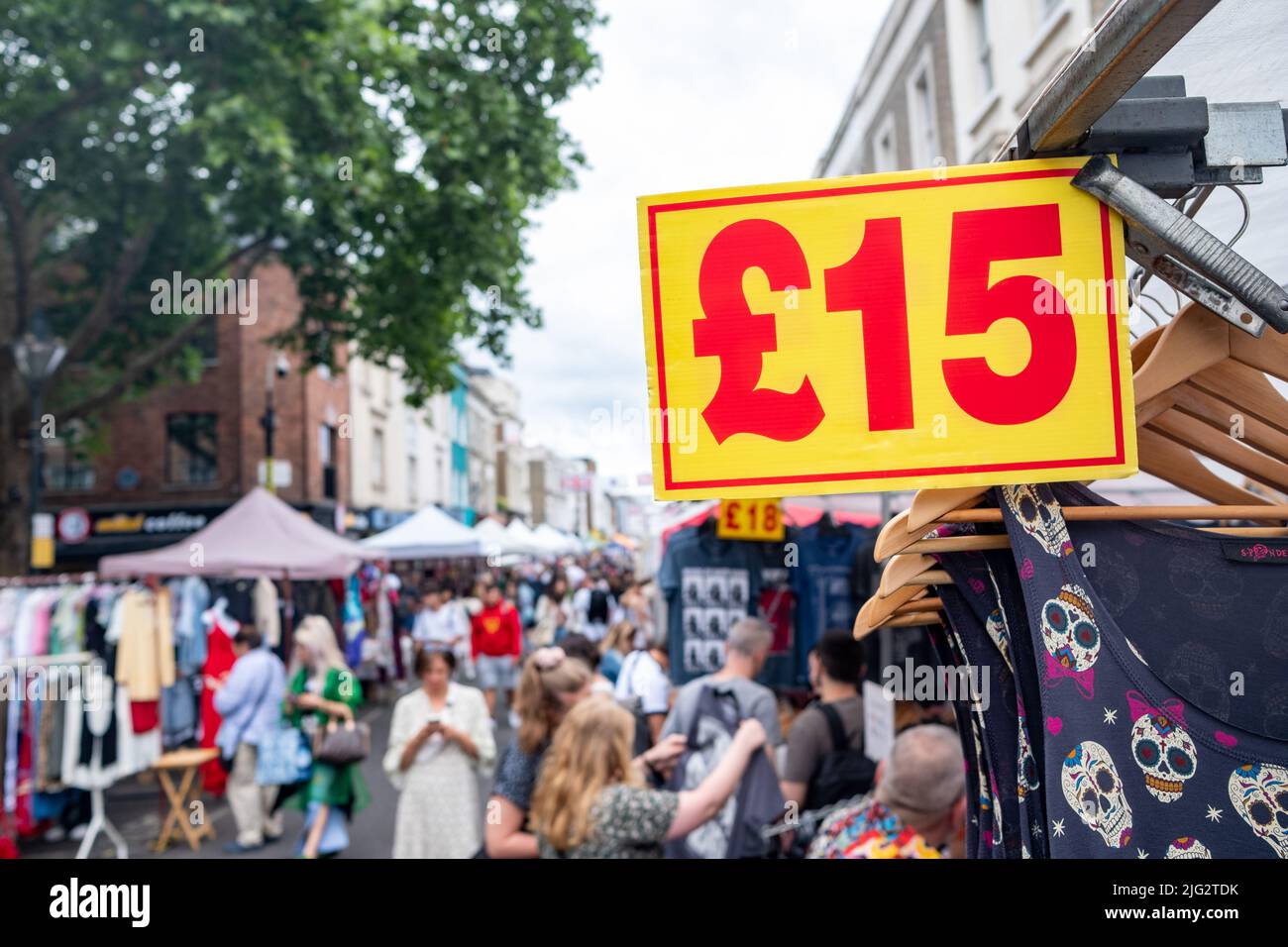 Portobello Market in Notting Hill, West London. Ein Wahrzeichen Straßenmarkt, der für seine Antiquitäten berühmt ist. Stockfoto