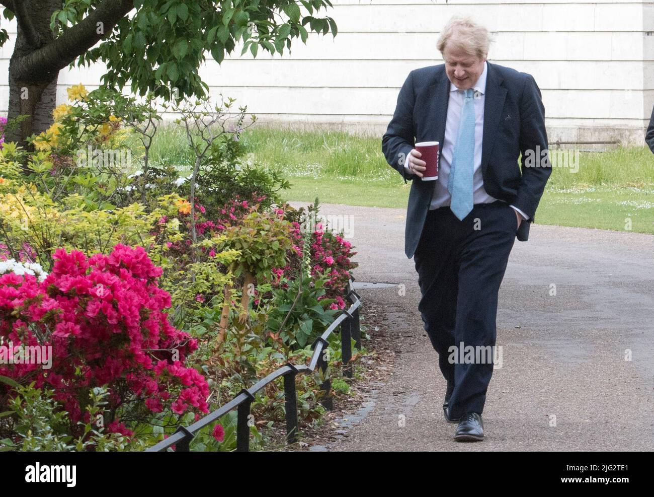 Aktenfoto vom 05/05/20 von Premierminister Boris Johnson macht einen Morgenspaziergang im St. James' Park in London, bevor er zur Downing Street zurückkehrt, als Großbritannien in eine siebte Woche der Sperre eingetreten ist. Boris Johnson wird seinen Rücktritt heute, wahrscheinlich vor Mittag, öffentlich bekannt geben, berichtet die BBC. Ausgabedatum: Donnerstag, 7. Juli 2022. Stockfoto