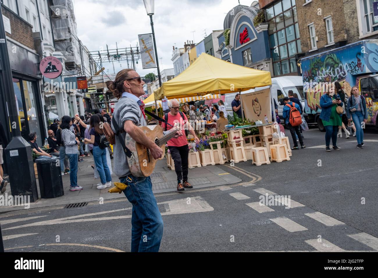 London - Juni 2022: Portobello Market in Notting Hill, West London. Ein Wahrzeichen Straßenmarkt, der für seine Antiquitäten berühmt ist. Stockfoto