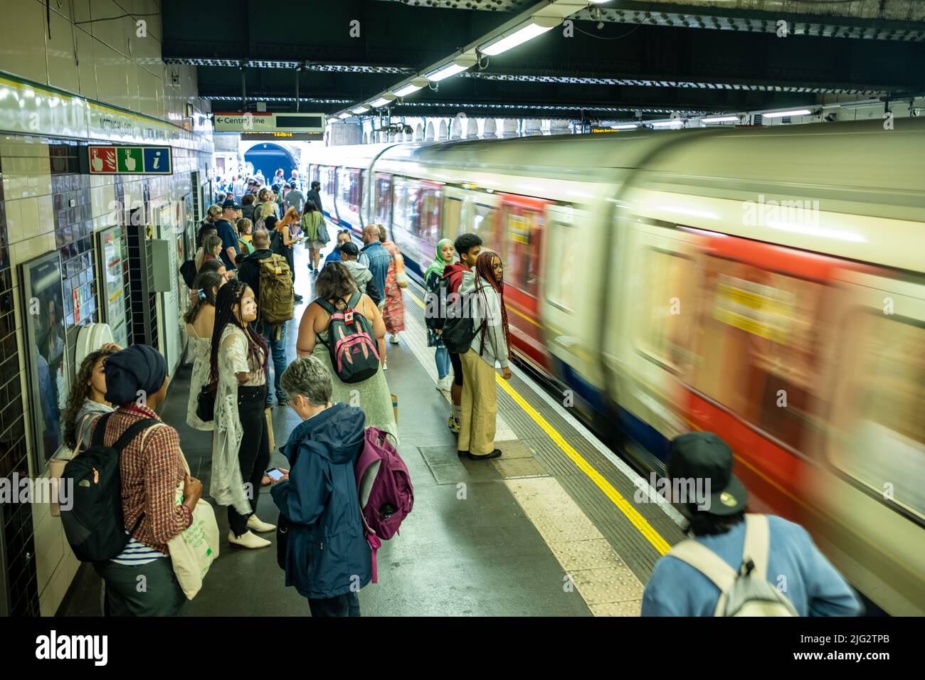 London- Juni 2022: Bewegung verschwommen Londoner U-Bahn-Plattform an der Notting Hill Station in West London Stockfoto