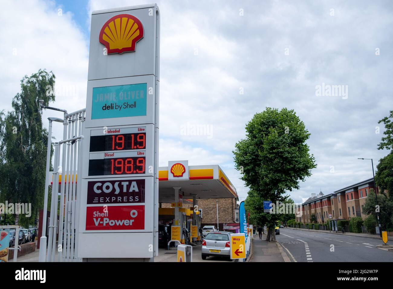 London - Juni 2022: London - Shell Service Tankstellenschild und Preise Stockfoto