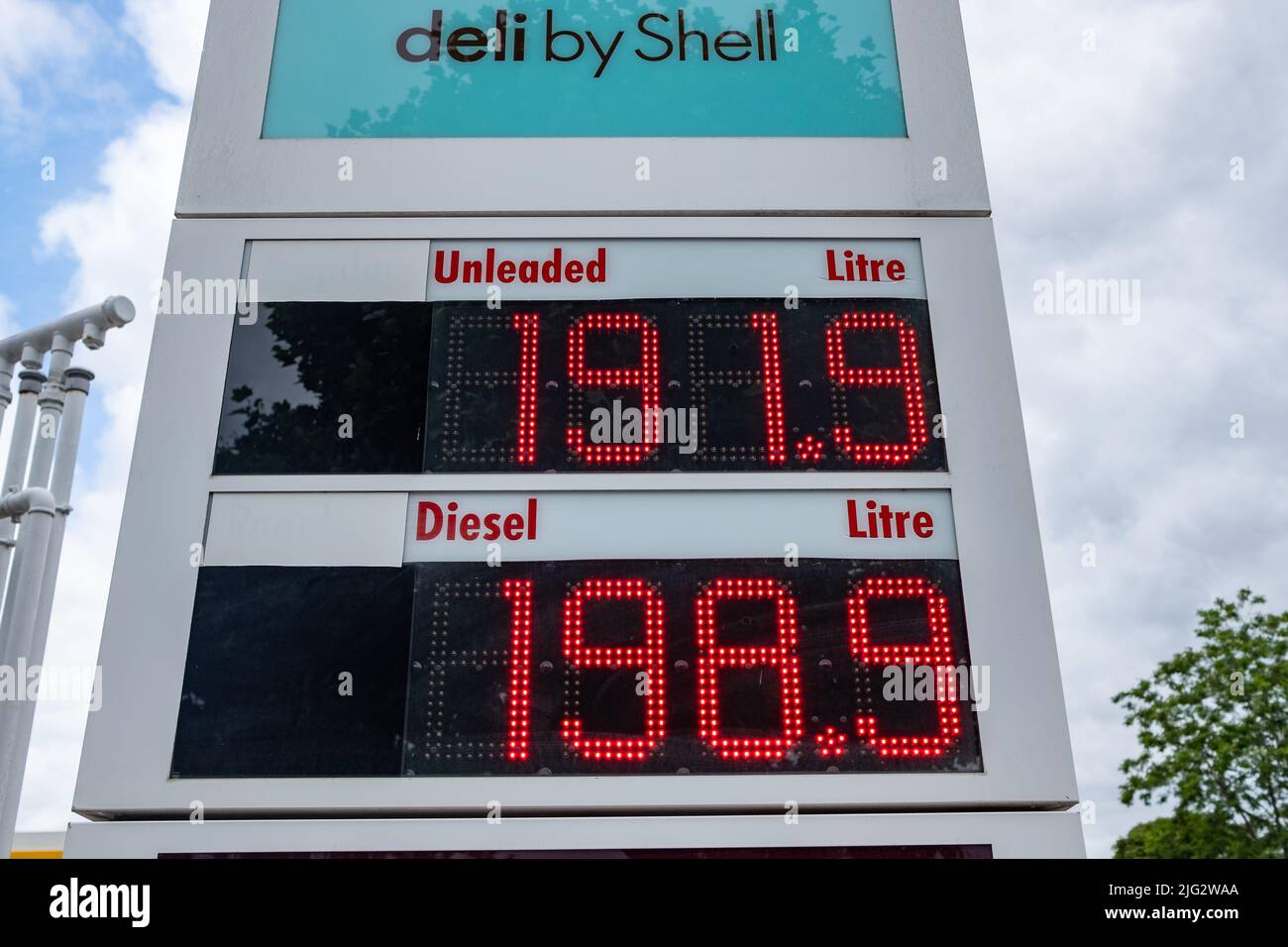 London - 2022. Juni: Schild und Preise für die Shell-Tankstelle Stockfoto
