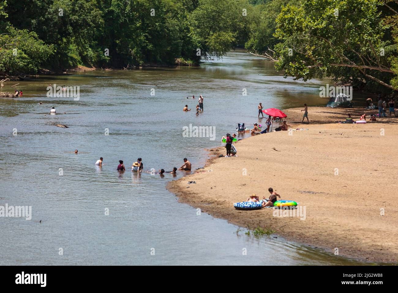 Mit glühenden heißen Temperaturen und niedrigen Wasserständen schwimmen Gruppen von Menschen im Wolf River, um der Hitzewelle in Memphis, Tennessee, zu entkommen. Auf Ju Stockfoto