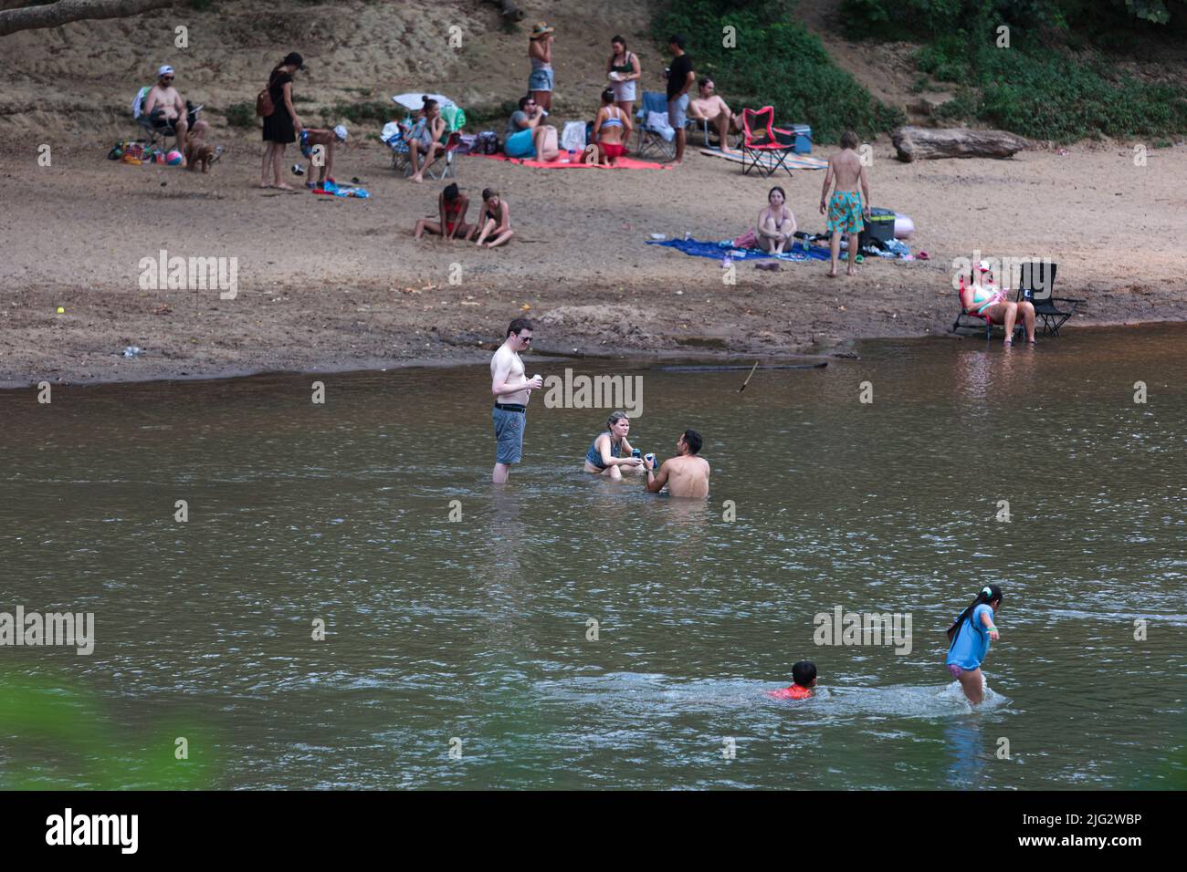 Mit glühenden heißen Temperaturen und niedrigen Wasserständen schwimmen Gruppen von Menschen im Wolf River, um der Hitzewelle in Memphis, Tennessee, zu entkommen. Auf Ju Stockfoto