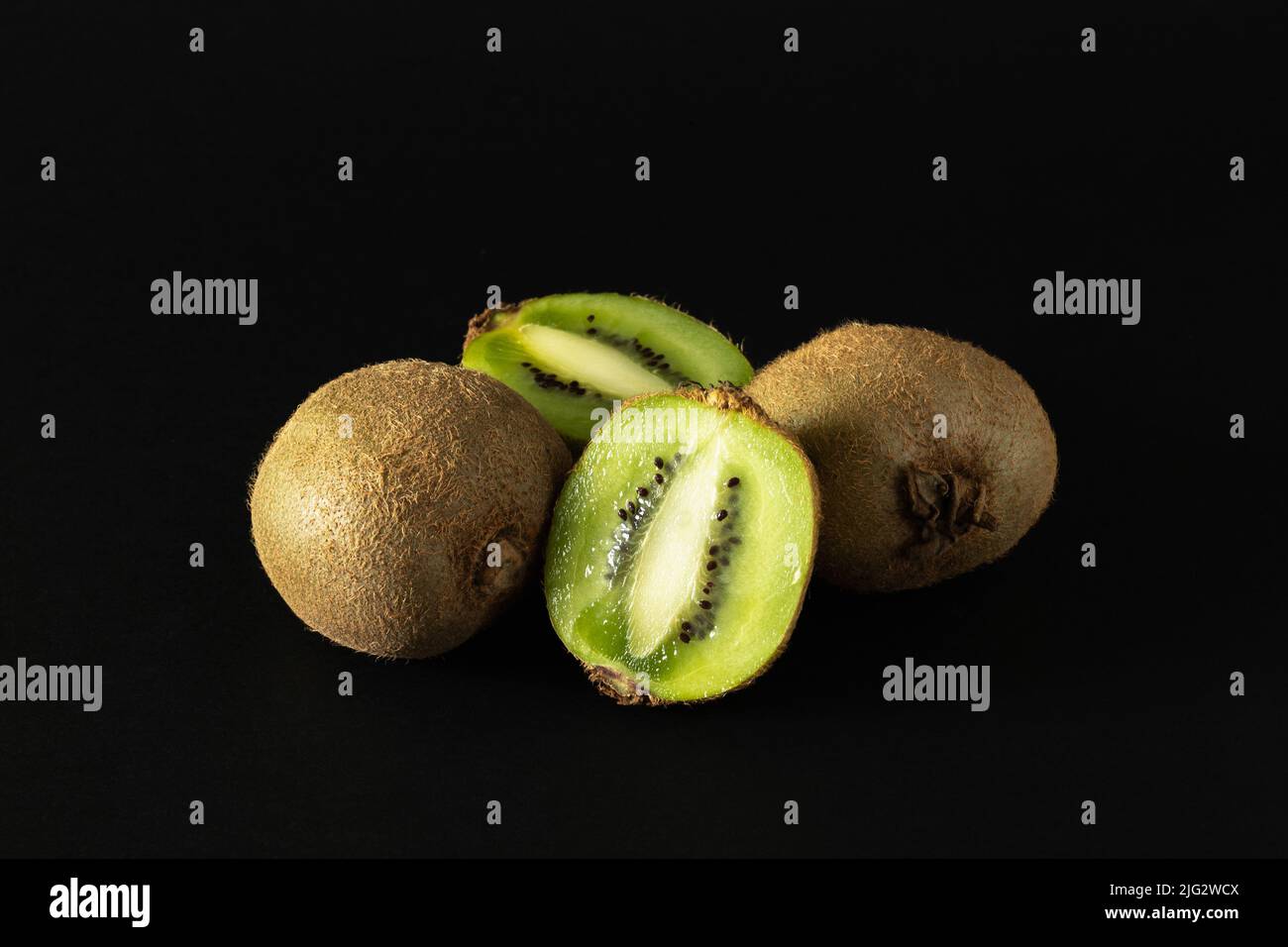 Gruppe von Kiwi-Früchten auf schwarzem Hintergrund Stockfoto