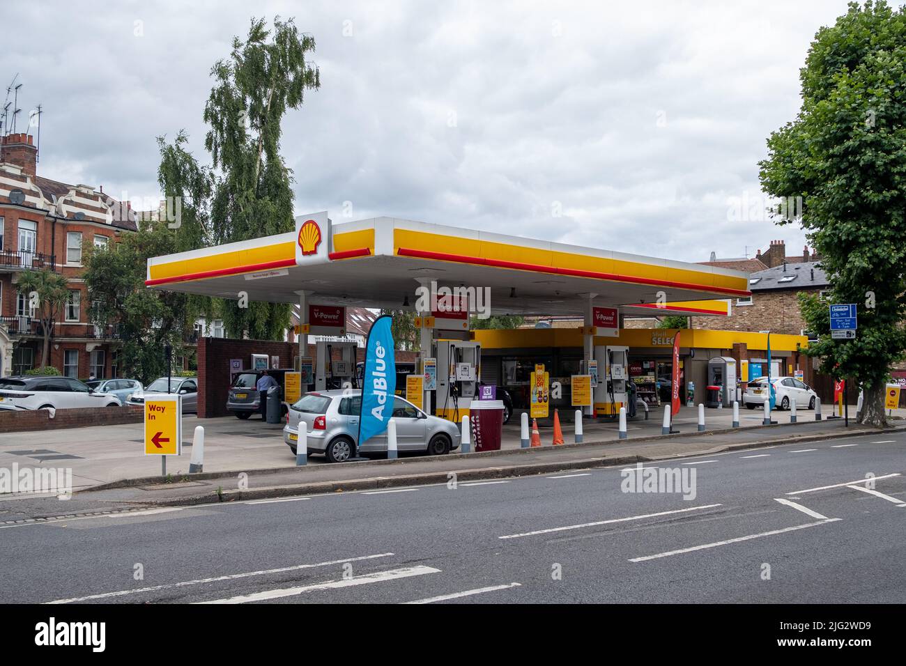 London - 2022. Juni: London - Shell Service Tankstellenschild Stockfoto