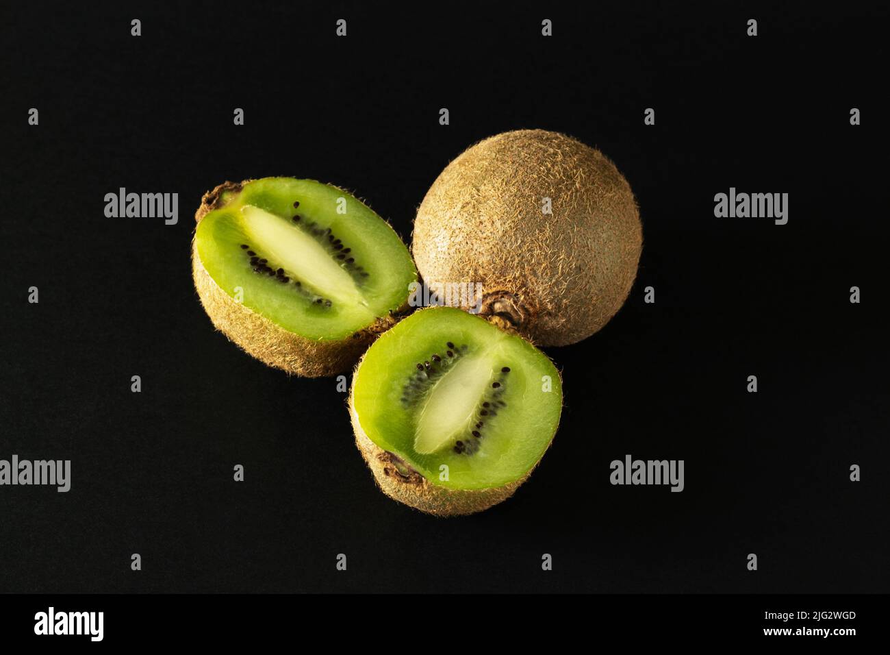 Gruppe von Kiwi-Früchten auf schwarzem Hintergrund Stockfoto