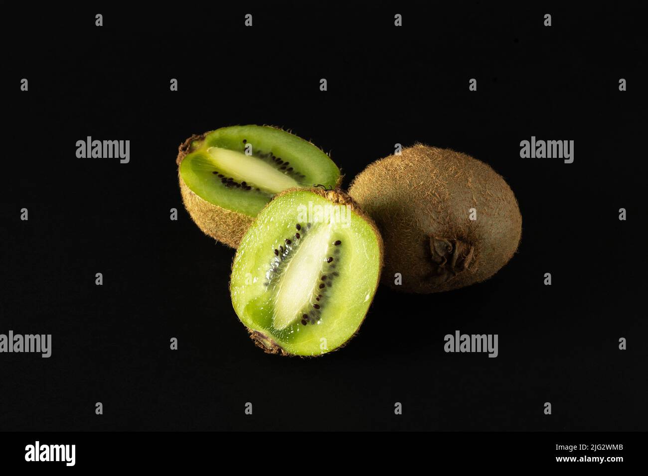 Gruppe von Kiwi-Früchten auf schwarzem Hintergrund Stockfoto