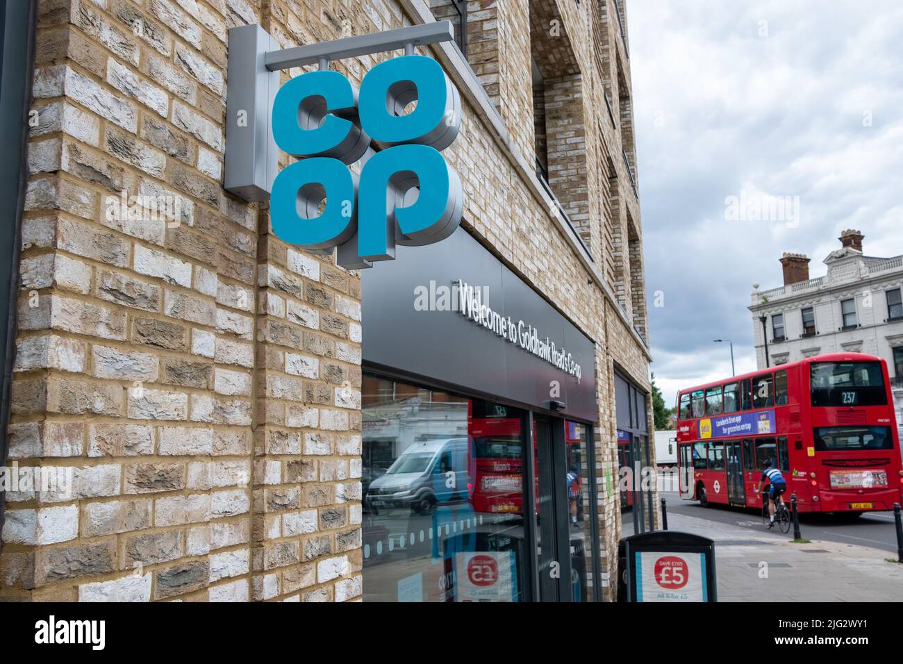 LONDON - 2022. Juni: Co-op-Essen auf der Goldhawk Road, West London. Ein großer britischer Lebensmitteleinzelhändler. Stockfoto