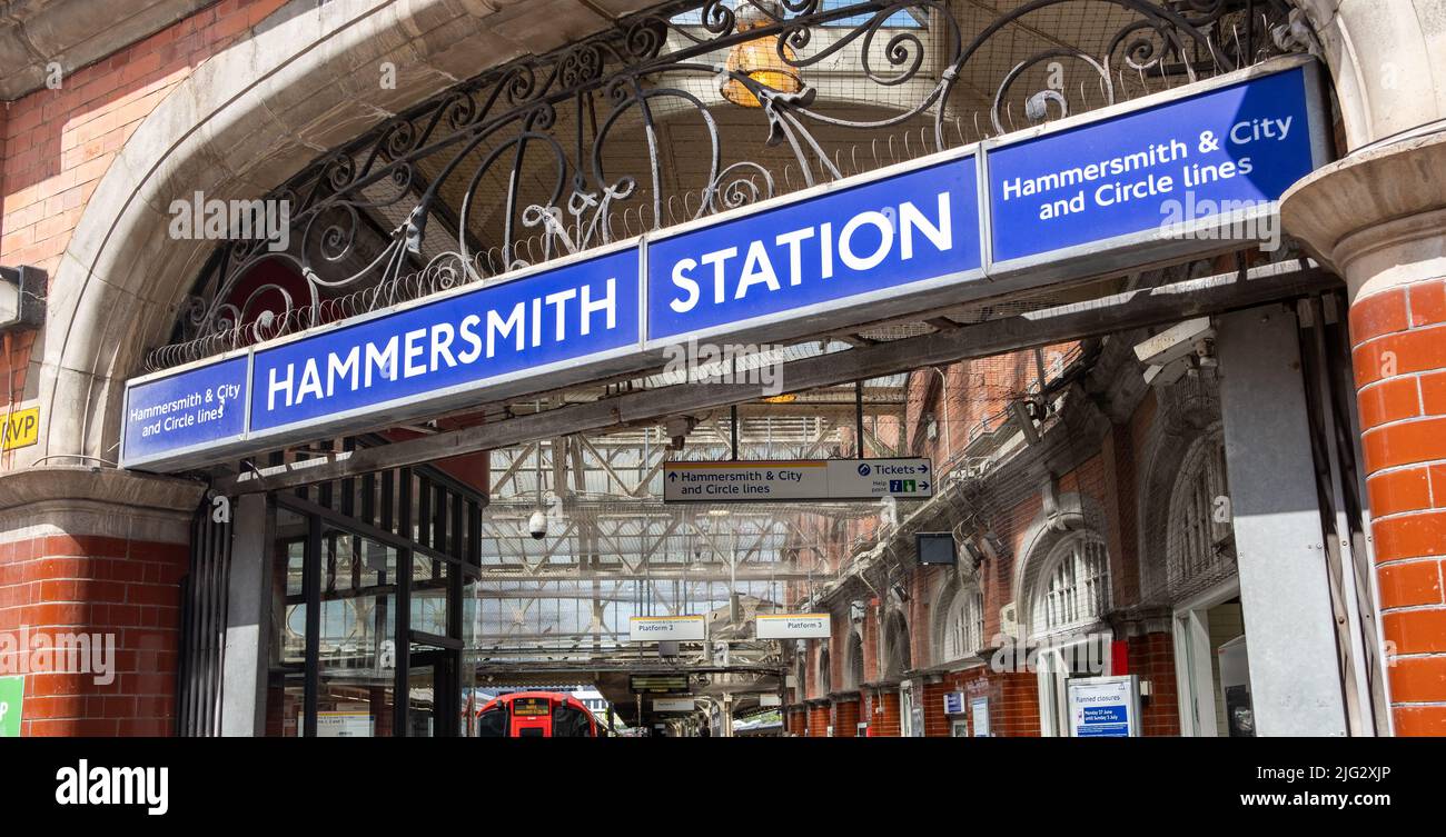 London - 2022. Juni: Eingang zur Hammersmith Station in West London, die den Circle und die Hammersmith & City Line bedient. Stockfoto
