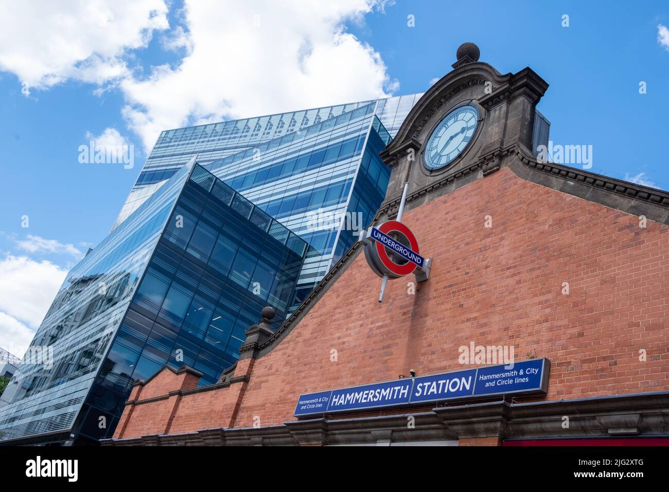 London - 2022. Juni: Eingang zur Hammersmith Station in West London, die den Circle und die Hammersmith & City Line bedient. Stockfoto