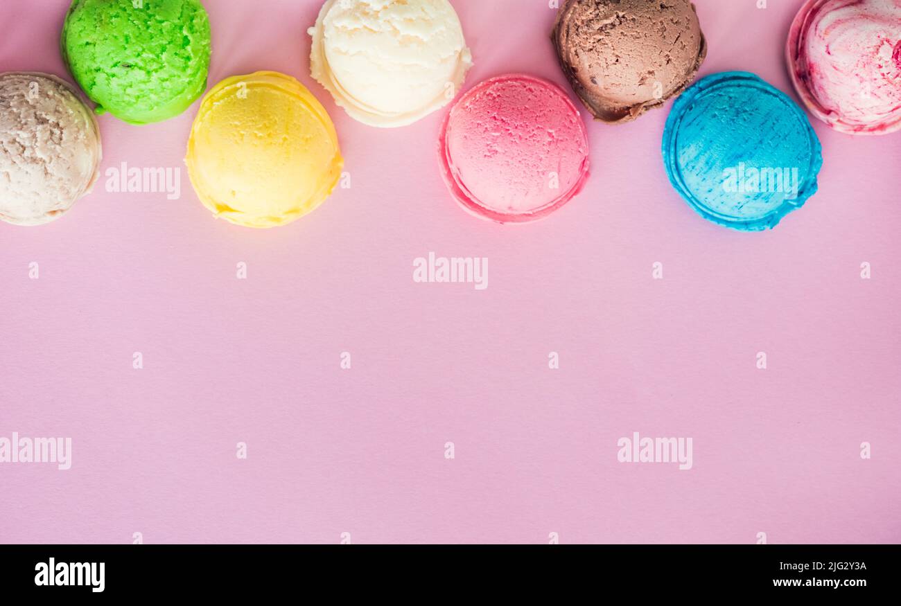 Bunte Eisschaufeln auf rosa Hintergrund mit Platz für Text. Speicherplatz kopieren. Stockfoto