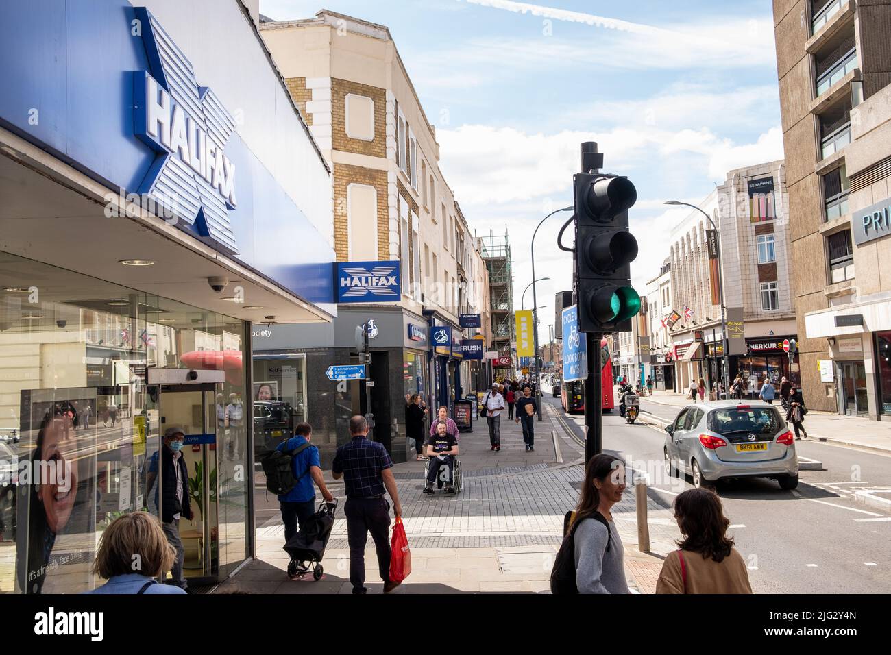 London - Juni 2022: Halifax High Street Bank Filiale in Hammersmith, einer britischen Bank, die zur Lloyds Banking Group gehört Stockfoto