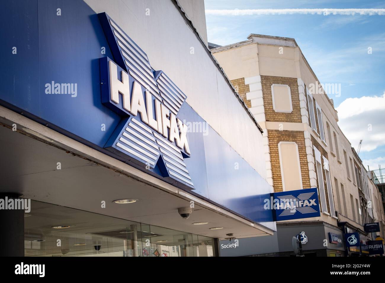 London - Juni 2022: Halifax High Street Bank Filiale in Hammersmith, einer britischen Bank, die zur Lloyds Banking Group gehört Stockfoto