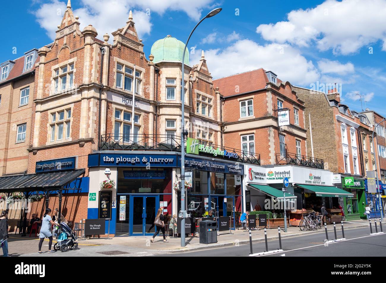 London 2022. Juni The Plough & Harrow und Holiday Inn Express an der