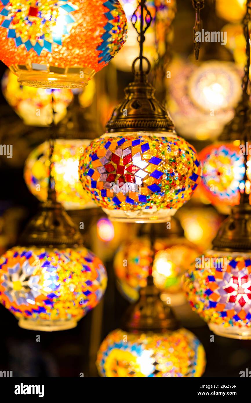 Traditionelle handgemachte mehrfarbige türkische, marokkanische, arabische Lampen hängen mit schönen unscharfen Hintergrund. Mosaikstil und Laterne aus farbigem Glas. Stockfoto