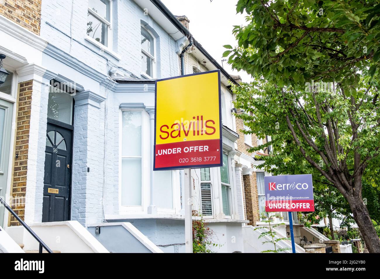 London - 2022. Juni: Immobilienmakler-Schild „Under Offer“ auf der Straße der britischen Vorstadthäuser Stockfoto