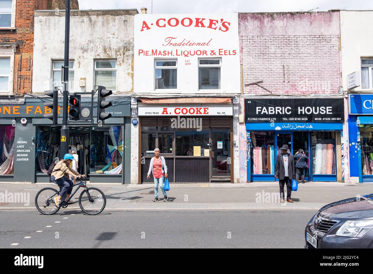 London - Juni 2022: Geschäfte und Menschen in der Goldhawk Road. Ein belebte Gegend in West Londion Stockfoto