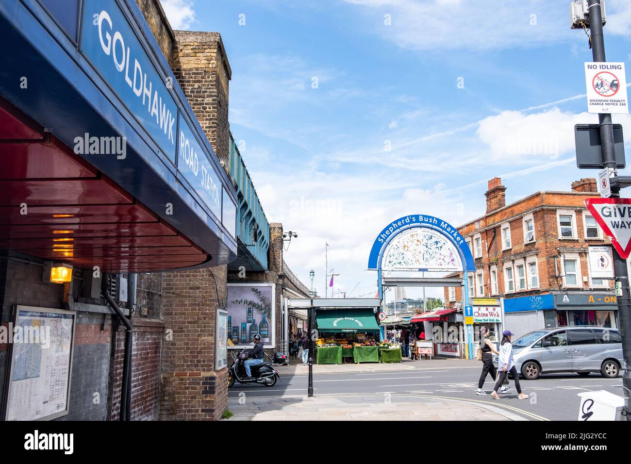 London - 2022. Juni: Goldhawk Road Station an der Goldhawk Road und Shepherds Bush Market - ein geschäftiges Einkaufsviertel in der High Street Stockfoto